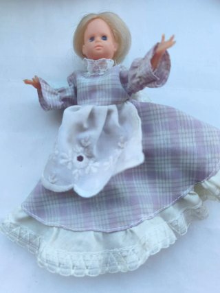 Muñeca Vintage con Vestido de Cuadros