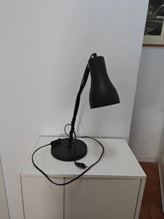 Lámpara de mesa IKEA negra