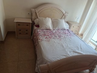 Dormitorio Completo: Cama, Cómoda y Mesitas