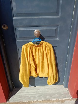Camisa de manga murciélago de gasa color mostaza