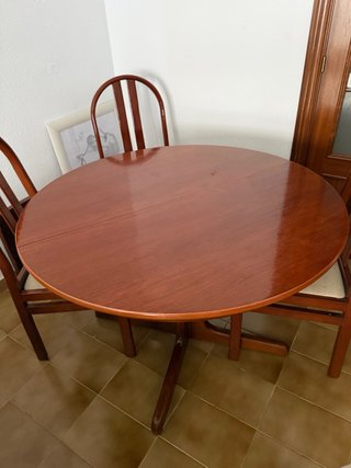 Mesa de comedor redonda de madera maciza.