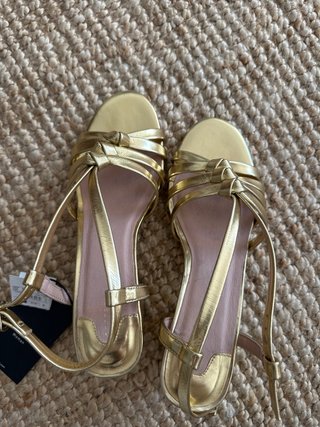 Sandalias doradas de tacón