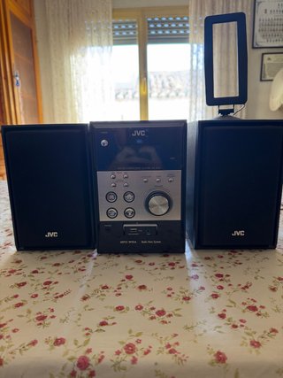 Mini cadena JVC con reproductor CD