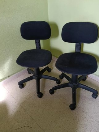2 Sillas de escritorio giratorias negras