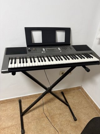 Piano Eléctrico Yamaha con Soporte
