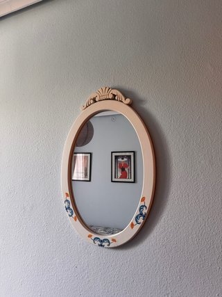 Espejo Ovalado con Detalles Decorativos