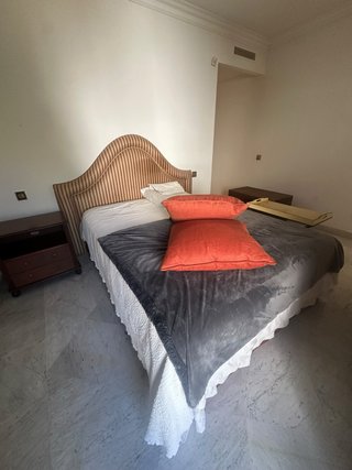 Cama con colchón y cabecero tapizado