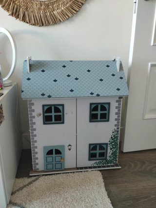 Casita de muñecas de madera