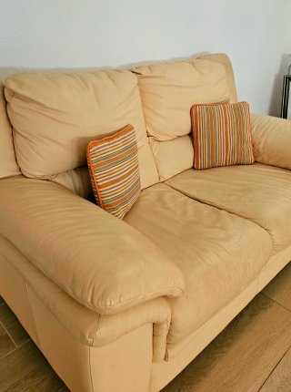 Sofá de piel beige