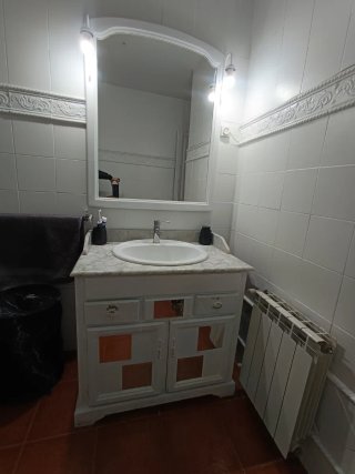 Mueble de baño con lavabo, grifo y espejo