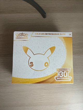 Elite Trainer Box Pokémon 30 Aniversario