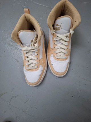 Zapatillas Puma Beige y Blancas