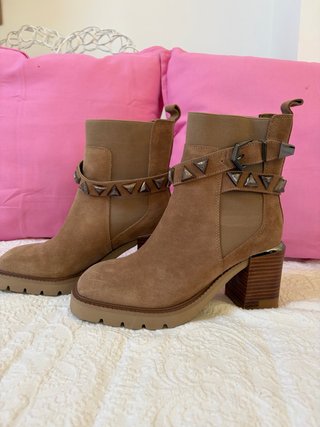 Botines de ante con tacón y tachuelas