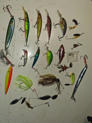 Lote de 20 señuelos de pesca variados
