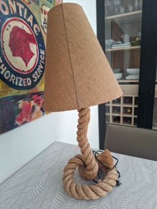 Lámpara de mesa con base de cuerda