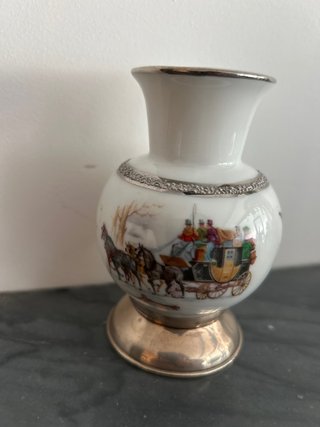 Jarrón pequeño de porcelana y plata