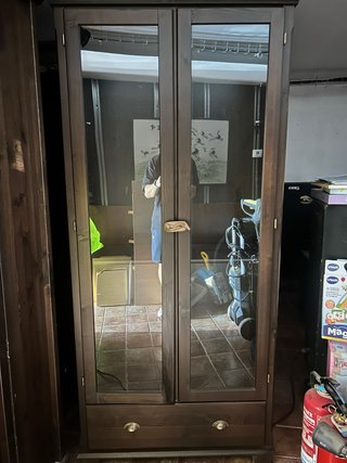 Vitrina IKEA de madera con puertas de cristal