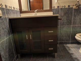 Mueble de baño con espejo de madera