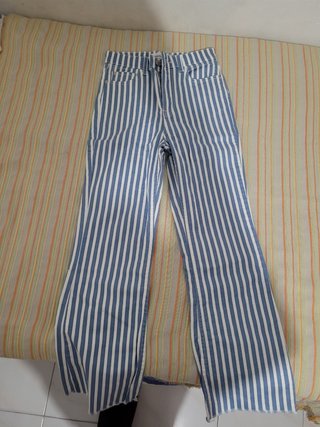 Pantalón de rayas azul y blanco
