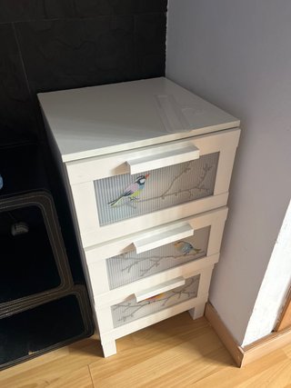 Cajonera blanca con tres cajones