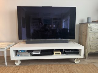 Mueble TV hasta 65” Blanco con Ruedas