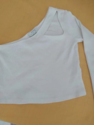 Camiseta Bershka Hombro Descubierto Blanca