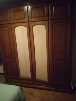 Armario de madera clásico