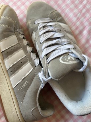Zapatillas grises rayas blancas