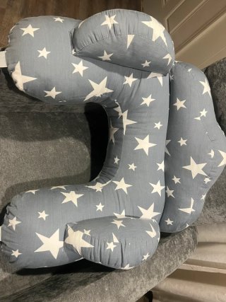 Almohada de lactancia con estampado de estrellas