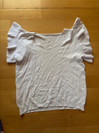 Top blanco con volantes en las mangas