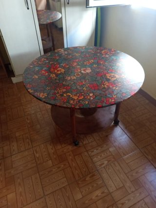 Mesa Redonda con Diseño Floral