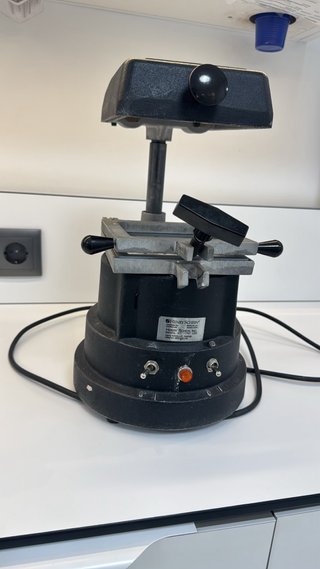 Máquina moldeadora de planchas termoplásticas