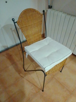 Silla de mimbre y estructura metálica