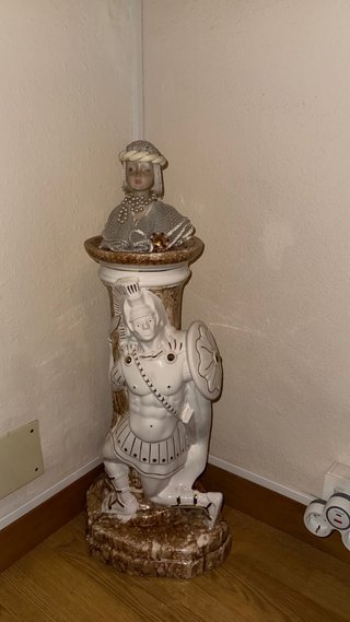 Estructura decorativa con figura de guerrero