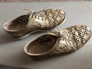 Zapatos Pitillos Calados Beige