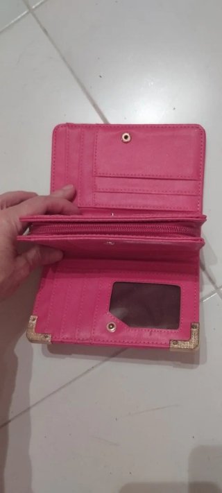 Monedero Rosa con Detalles Dorados