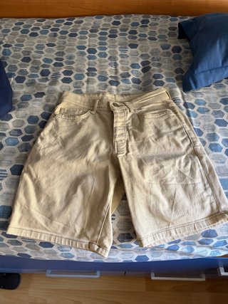 Pantalón vaquero corto Pull and Bear beige