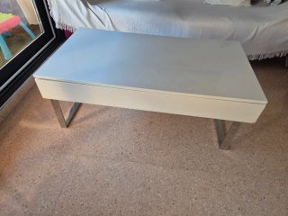 Mesa de centro elevable blanca estilo moderno.