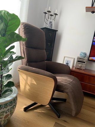 Sillón de tela y madera