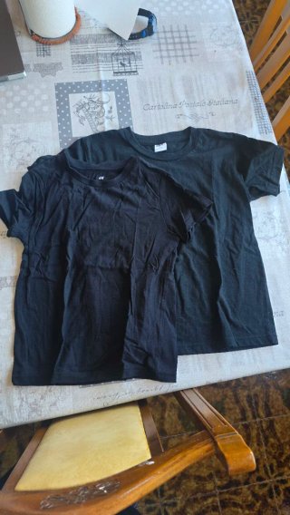 2 Camisetas negras niño Talla4-6 años