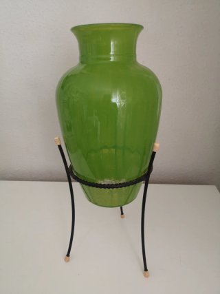 Jarrón Verde Estilo Ánfora con Soporte
