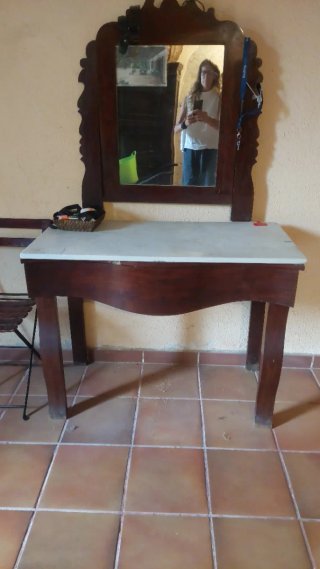Mueble recibidor antiguo con espejo