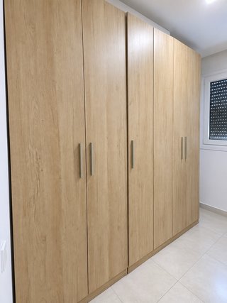 Armario de madera de 5 puertas