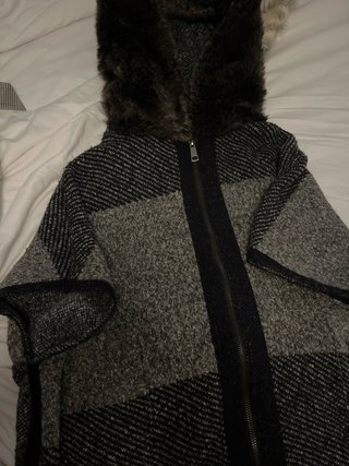 Chaqueta de Pelo con Capucha