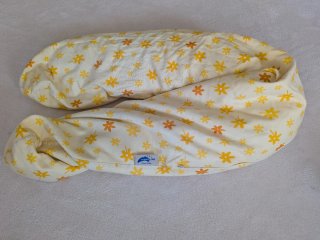 Almohada de lactancia amarilla con flores