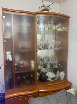 Mueble para vajilla con cajones y vitrina