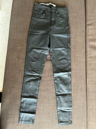 Pantalón de cuero negro