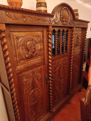 Armario de Madera Labrada