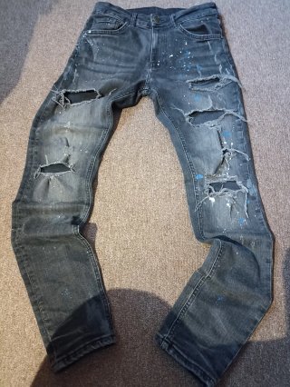 Pantalón vaquero gris con rotos