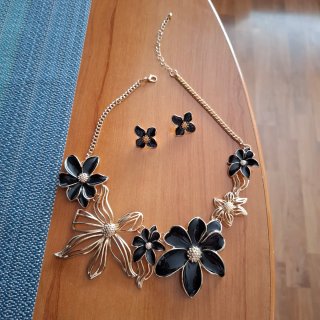 Conjunto de Collar y Pendientes Flor